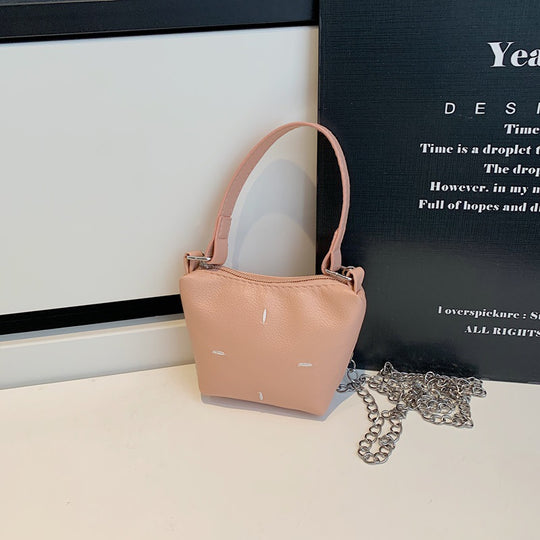 Damen Mini-Handtasche mit glänzender Kette und strukturiertem Obermaterial Nord Taschen