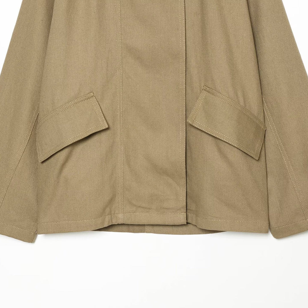 Damen Kurze Oversized Cape-Trenchjacke mit hohem Funnelkragen und Utility‑Pattentaschen Nord Taschen
