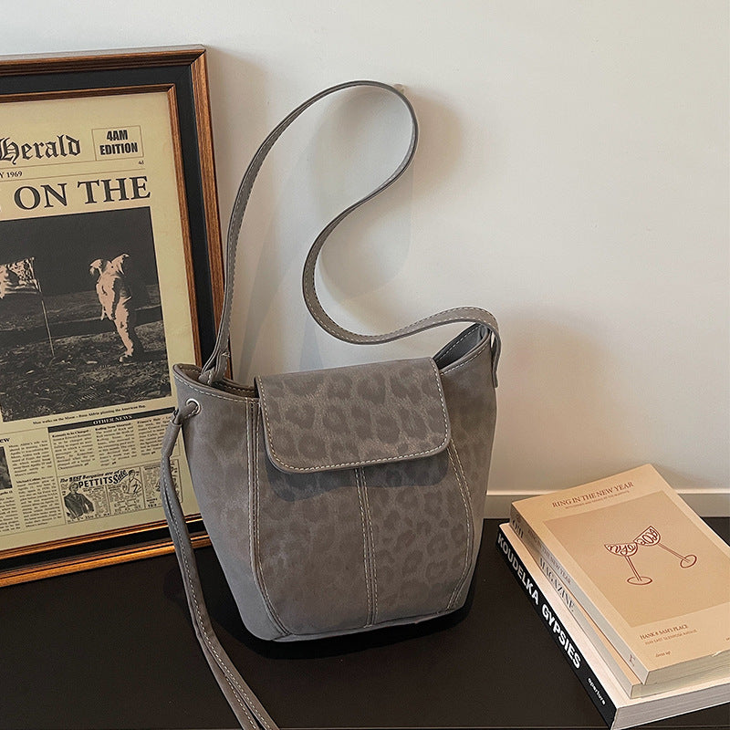 Damen Umhängetasche mit elegantem Leo-Muster und charmanten Details Nord Taschen