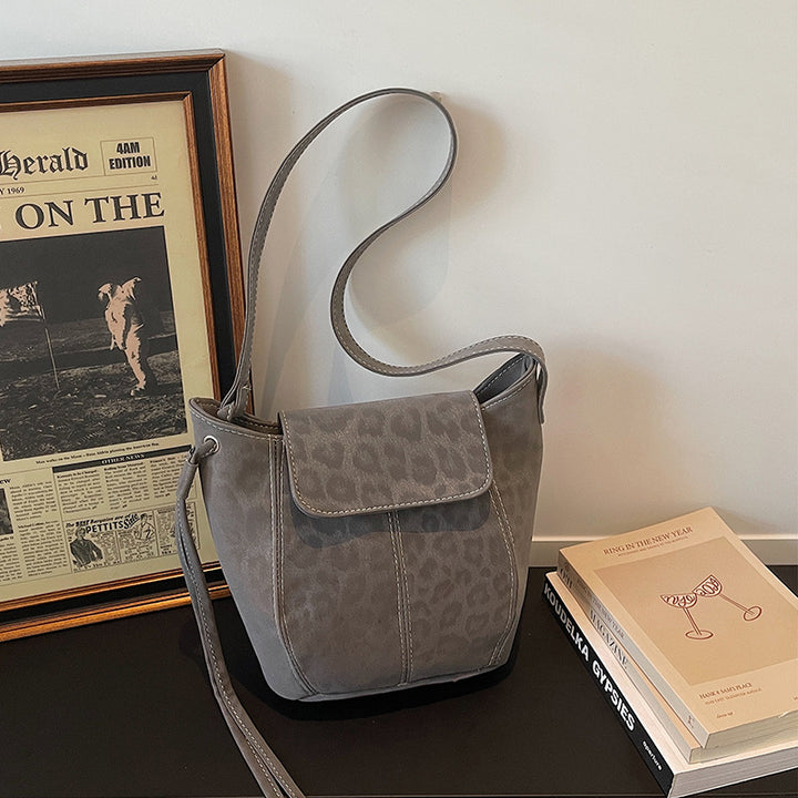 Damen Umhängetasche mit elegantem Leo-Muster und charmanten Details Nord Taschen