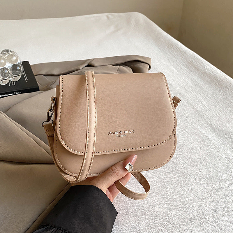Damen Umhängetasche mit elegantem Klappverschluss und feinem Kunstleder Nord Taschen