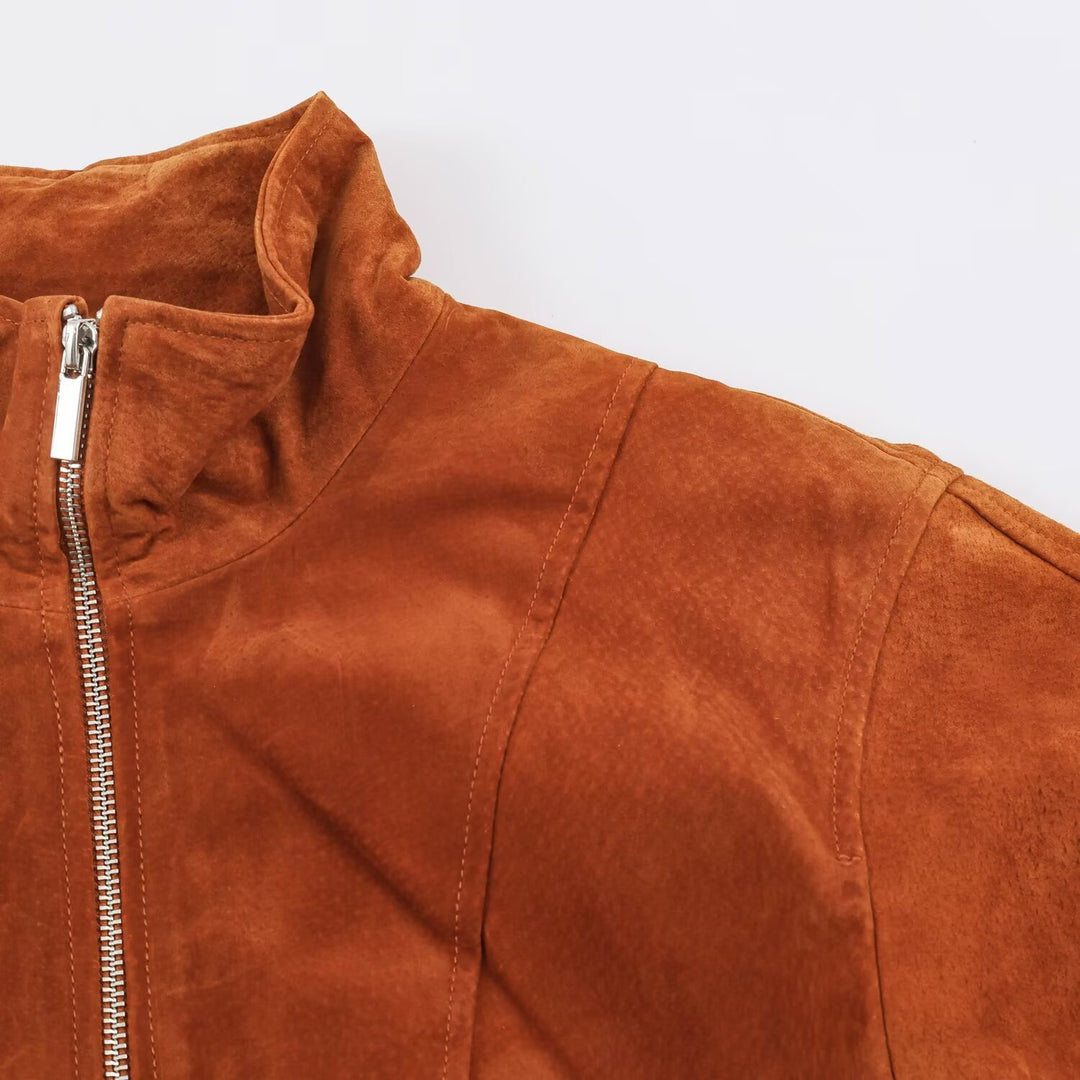 Damen Kurz geschnittene Wildlederjacke im Blouson‑Stil mit taillierten Abnähern und Metallreißverschlüssen Nord Taschen