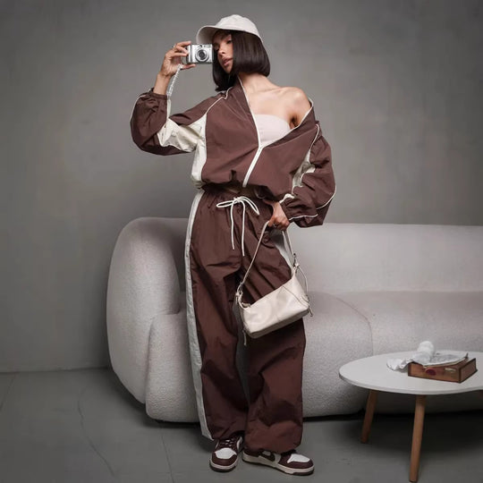 Damen sportlich-elegantes Trackset mit Stehkragen, Reißverschlussjacke und weitem Seitenstreifen-Hose Nord Taschen