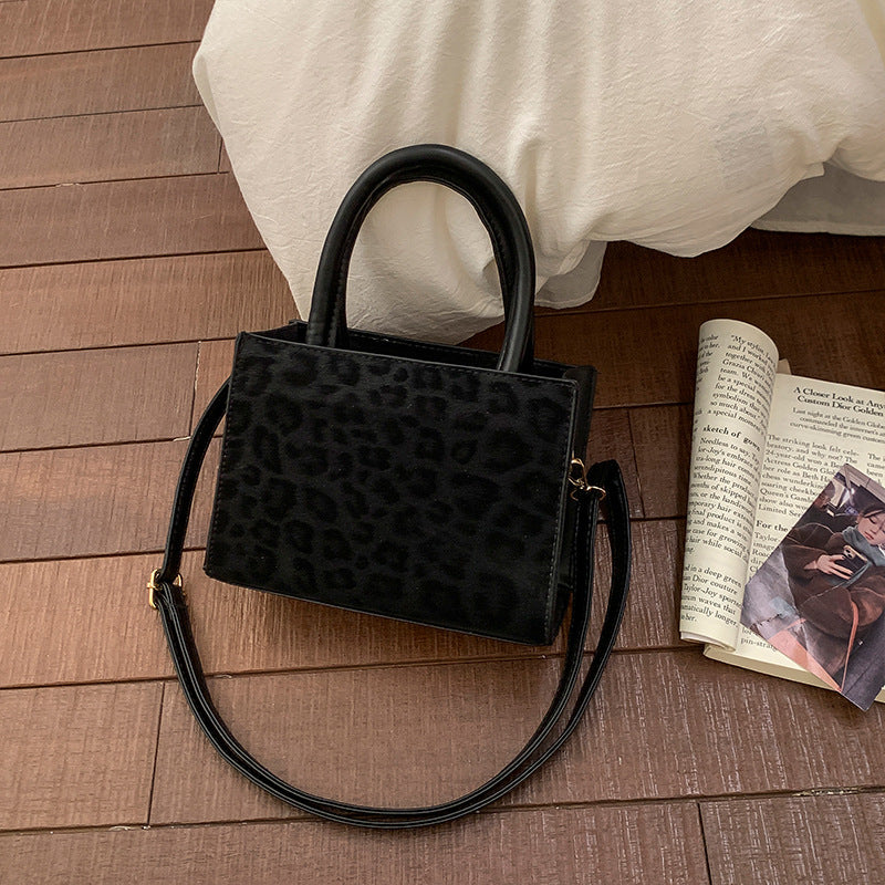 Damen Handtasche mit elegantem Leo-Muster Nord Taschen