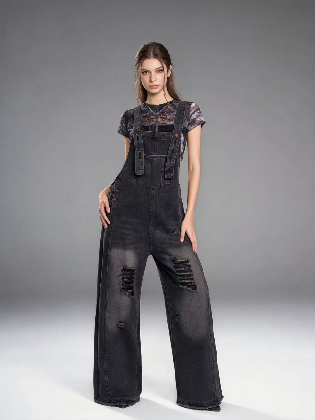 Damen moderne Baggy-Latzhose aus pigmentgefärbtem Stretch-Denim mit verstellbaren Trägern und sichtbaren Rissen Nord Taschen