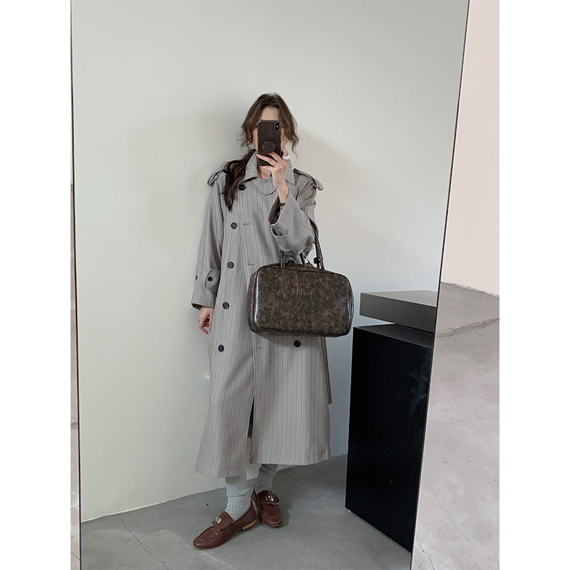 Damen Nadelstreifen-Trench mit kastiger Silhouette, Schulterpatten und verdecktem Bindegürtel Nord Taschen