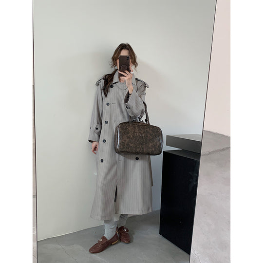 Damen Nadelstreifen-Trench mit kastiger Silhouette, Schulterpatten und verdecktem Bindegürtel Nord Taschen