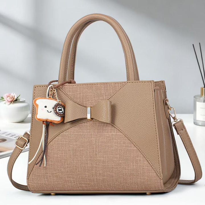 Damen elegante Handtasche mit Schleifenakzent und verspieltem Anhänger Nord Taschen