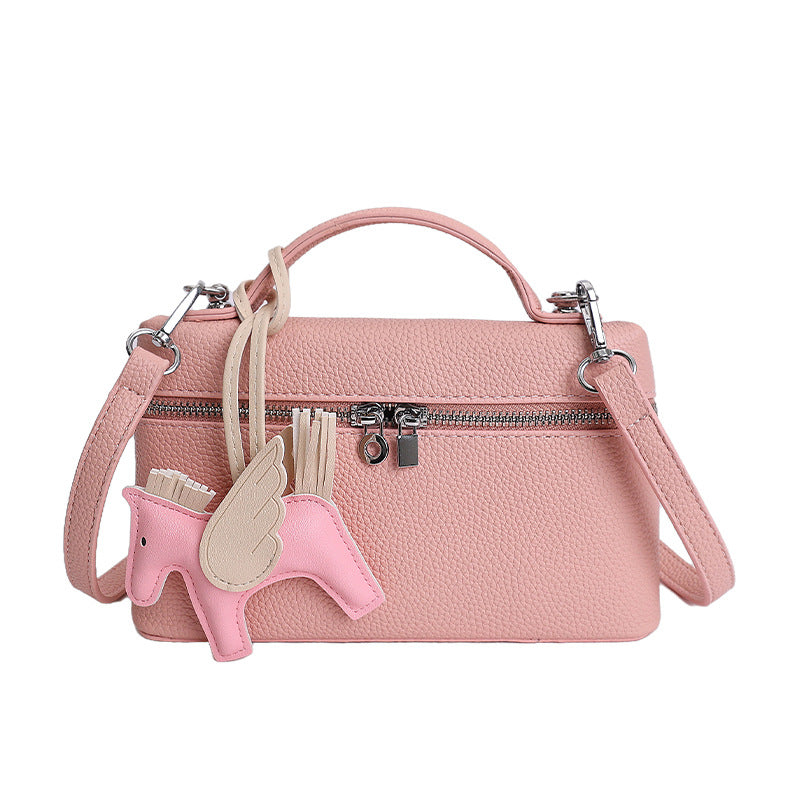 Damen hochwertige Handtasche mit strukturiertem Design und verspieltem Anhänger Nord Taschen
