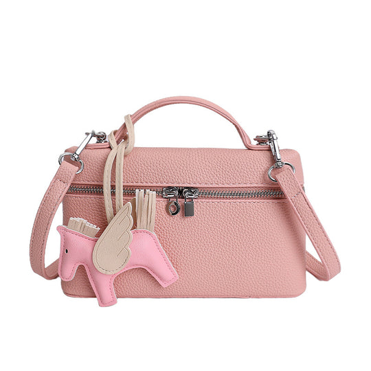 Damen hochwertige Handtasche mit strukturiertem Design und verspieltem Anhänger Nord Taschen
