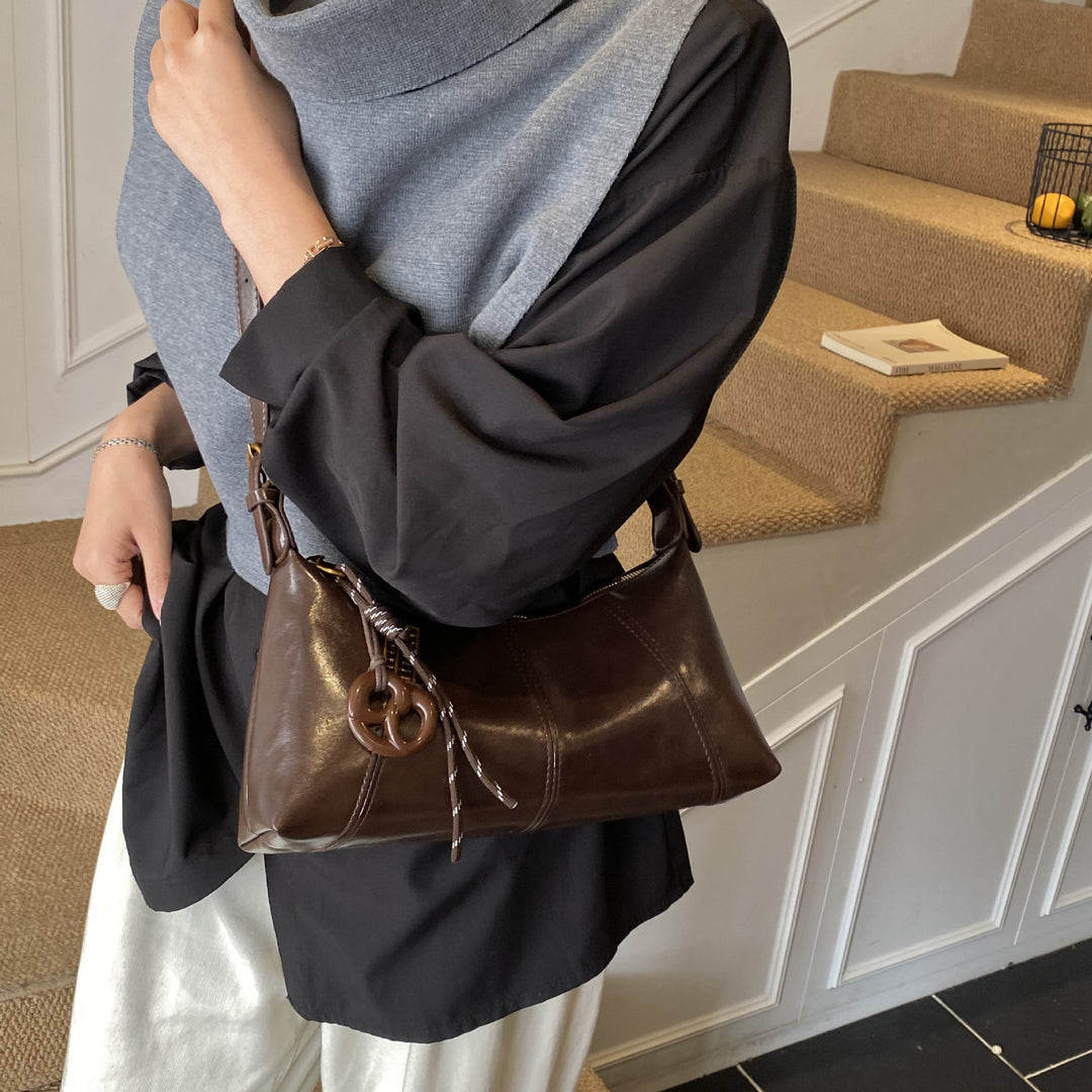 Damen elegante Hobo-Handtasche aus hochwertigem Kunstleder mit edlem Kettenanhänger Nord Taschen