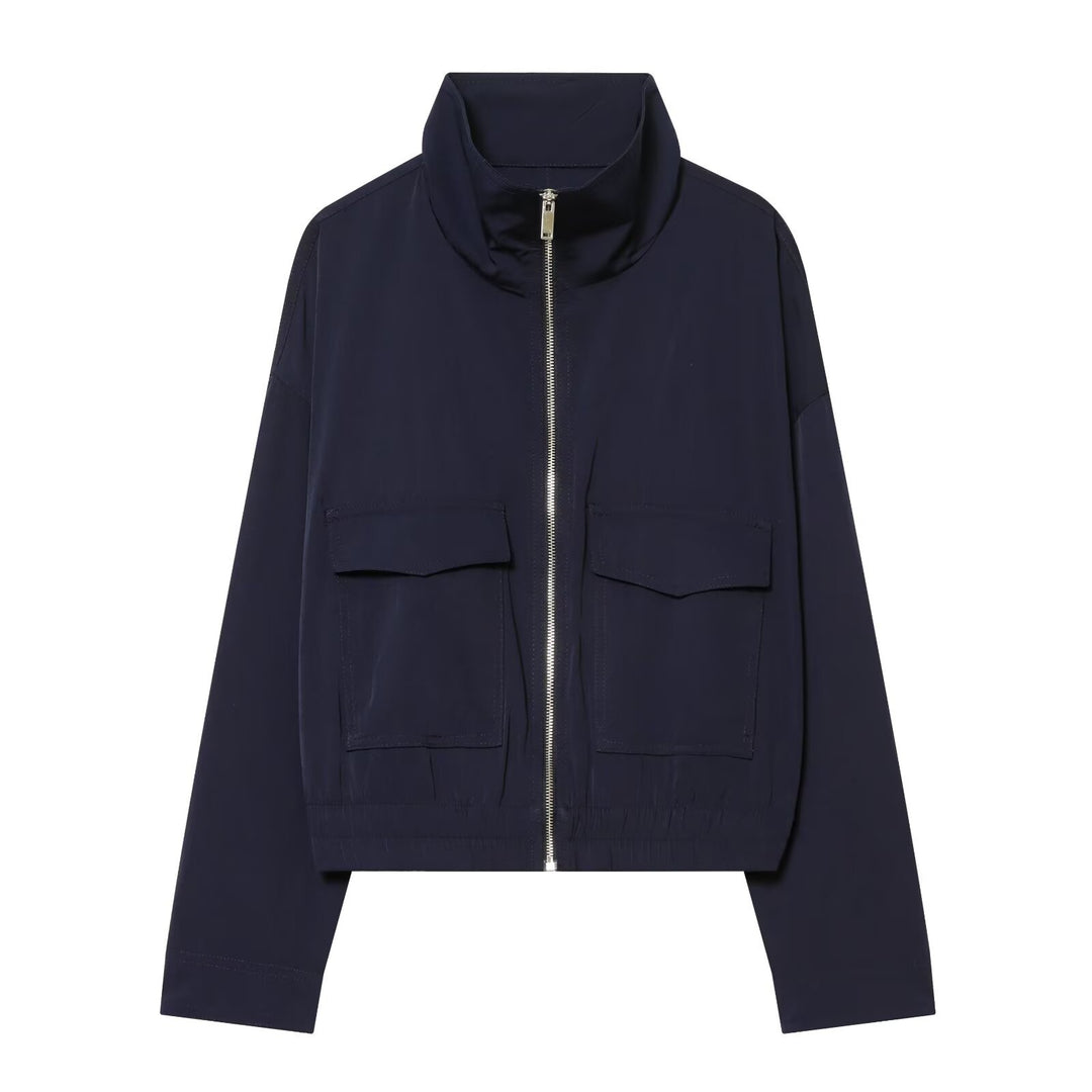 Damen Cropped Bomberjacke mit Stehkragen, durchgehendem Reißverschluss und aufgesetzten Pattentaschen Nord Taschen