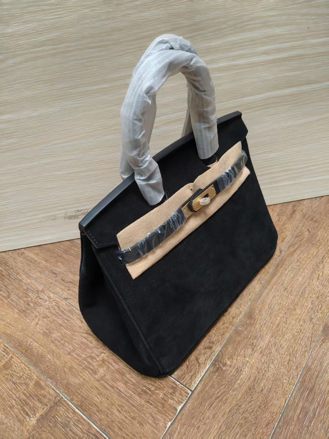 Damen Handtasche aus feinstem Wildleder mit goldfarbenem Verschluss Nord Taschen