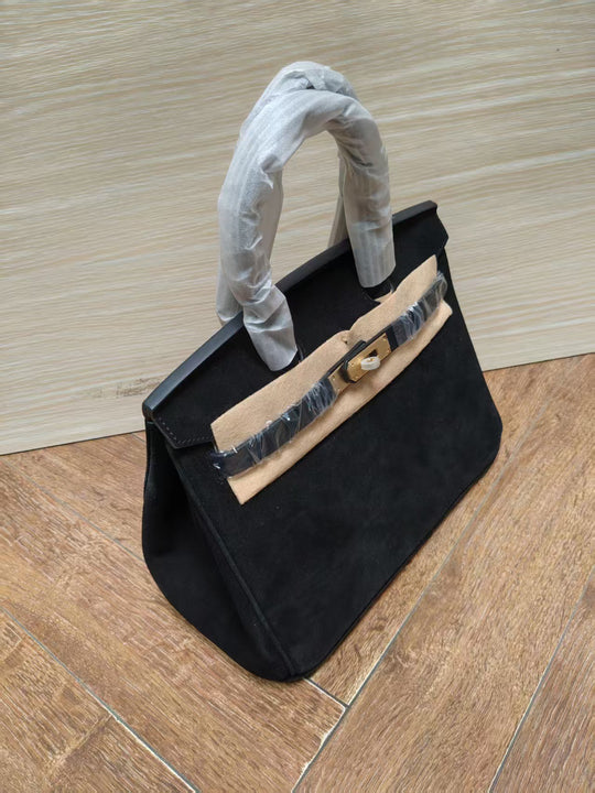 Damen Handtasche aus feinstem Wildleder mit goldfarbenem Verschluss Nord Taschen