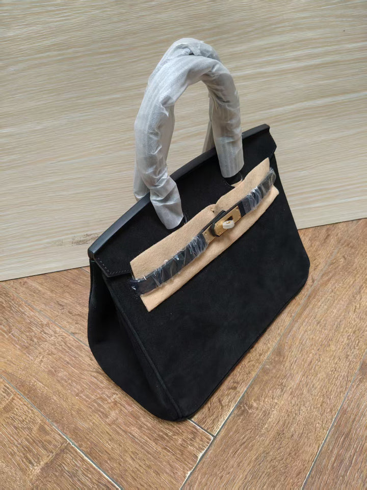 Damen Handtasche aus feinstem Wildleder mit goldfarbenem Verschluss Nord Taschen