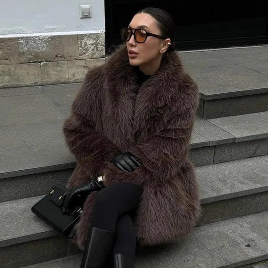 Damen Kurzmantel aus langfaserigem Shaggy-Faux-Fur mit extravoluminösem Schalkragen Nord Taschen