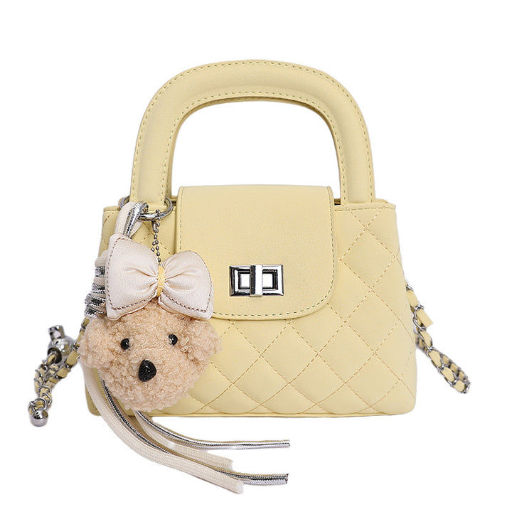 Damen Handtasche mit verspieltem Design und charmanten Anhänger Nord Taschen