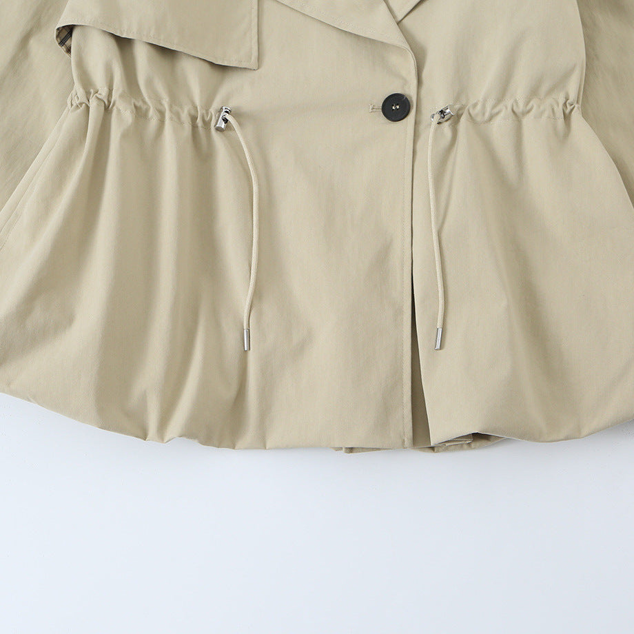 Damen Kurzjacke im Trenchstil mit verstellbarem Kordelzug und auffälligem Revers Nord Taschen