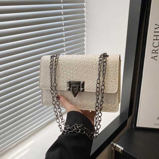 Damen Umhängetasche mit geflochtenem Design und dekorativem Kettenriemen Nord Taschen