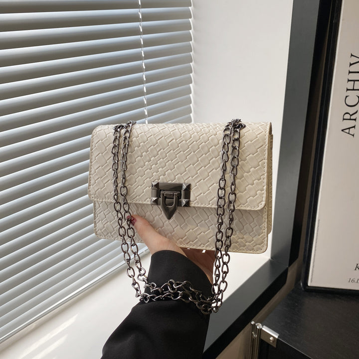 Damen Umhängetasche mit geflochtenem Design und dekorativem Kettenriemen Nord Taschen