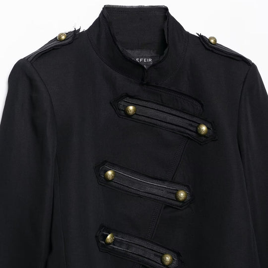 Damen Kurzgeschnittene militärisch inspirierte Jacke mit Stehkragen, Zierpatten und Metallknöpfen Nord Taschen
