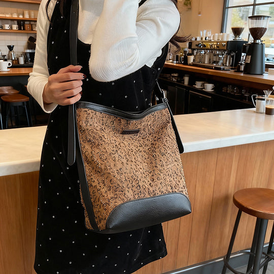 Damen Umhängetasche aus hochwertigem Wildleder mit elegantem Leopardenmuster Nord Taschen
