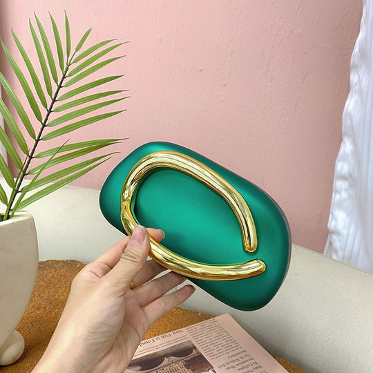 Damen Clutch mit auffälligem Design und goldener Applikation Nord Taschen