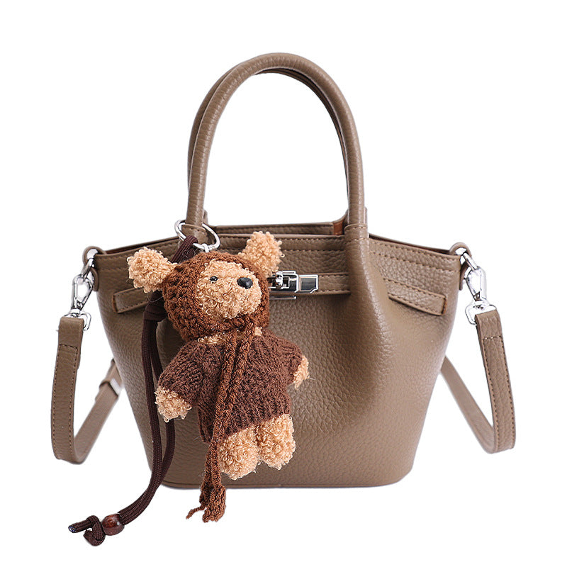 Damen modische Handtasche mit verspieltem Plüschanhänger Nord Taschen