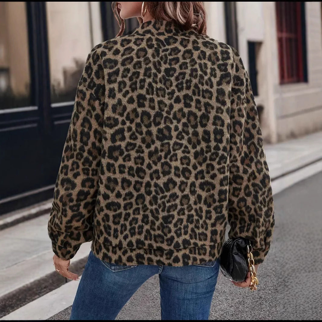 Damen Kurz geschnittene Kuscheljacke im Leo-Fleece mit Stehkragen und Druckknöpfen Nord Taschen