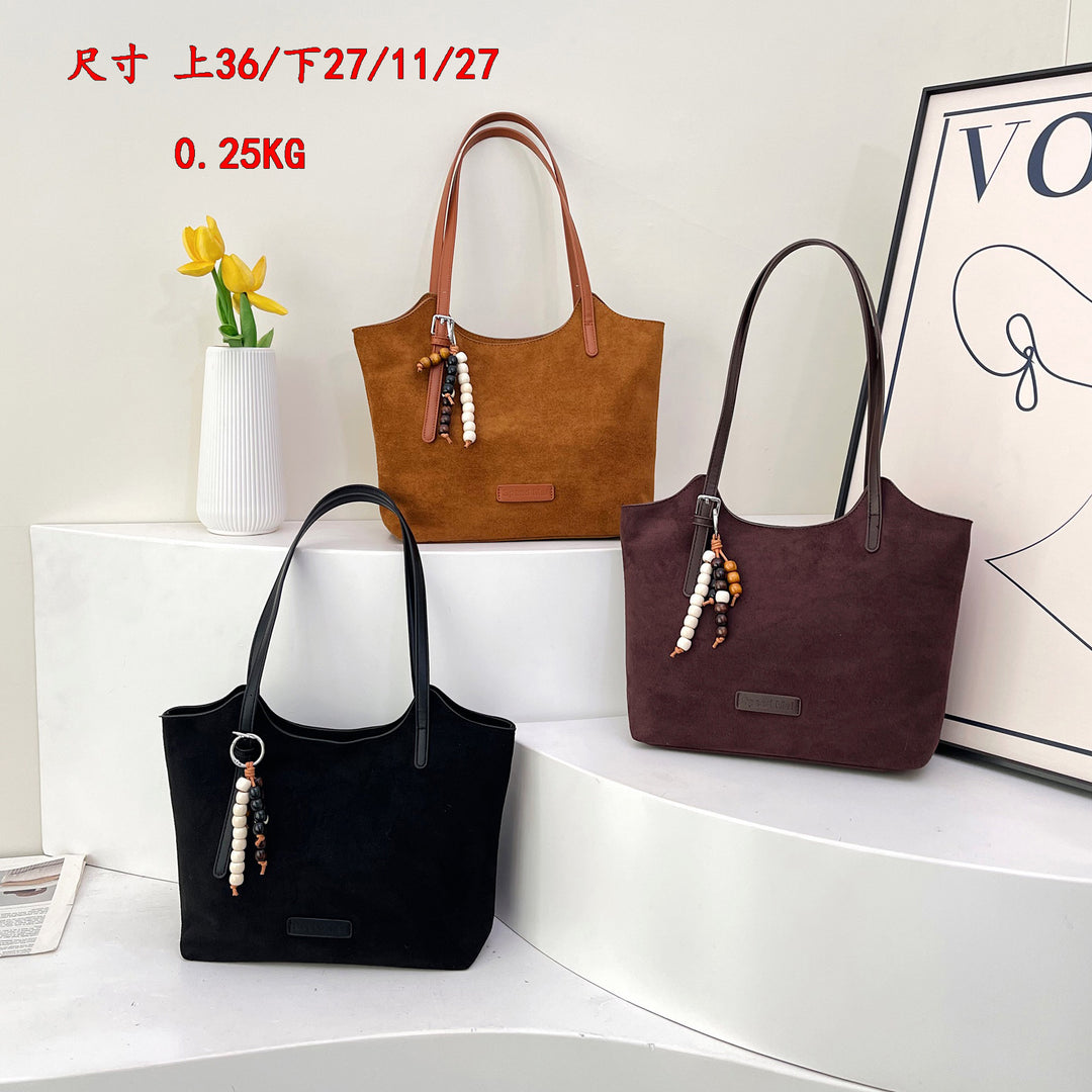 Damen modische Shopper-Tasche aus hochwertigem Wildleder mit verspieltem Anhänger Nord Taschen