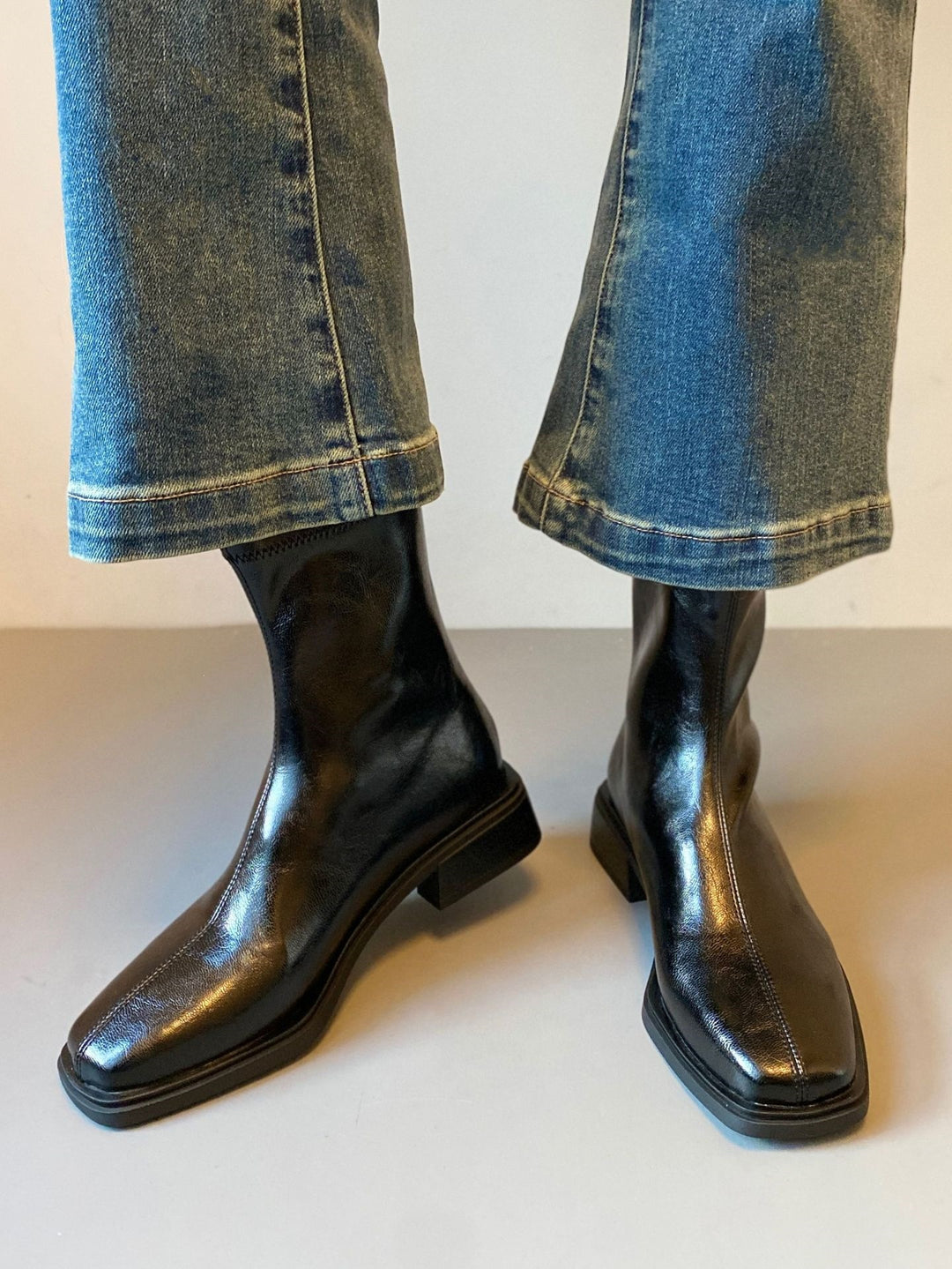 Damen Stiefelette im Reitstiefel‑Look aus softem Glattleder mit quadratischer Kappnaht und gestapeltem Blockabsatz Nord Taschen