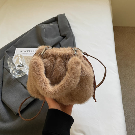 Damen Beuteltasche aus luxuriösem Kunstfell mit elegantem Tragegurt Nord Taschen