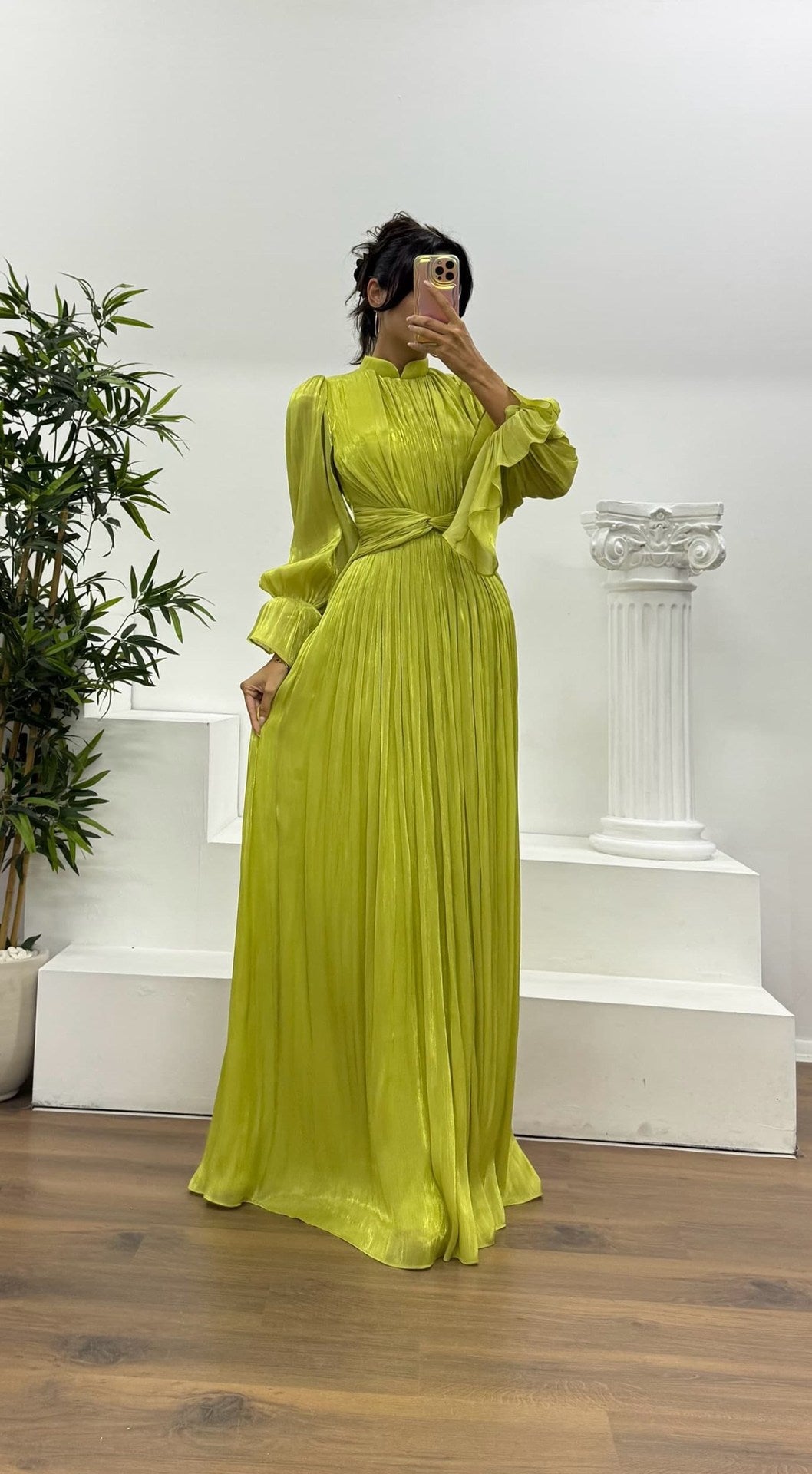 Damen Maxikleid mit figurschmeichelndem Schnitt und eleganter Raffung