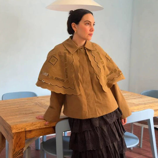 Damen Kurzjacke mit besticktem Cape, Lochstickerei und geschwungenem Saum Nord Taschen