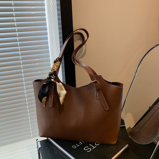 Damen elegante Schultertasche mit modischem Schalakzent Nord Taschen