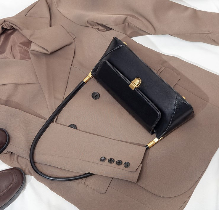Damen Clutch mit eleganter Faltoptik und stilvollen Metallakzenten Nord Taschen