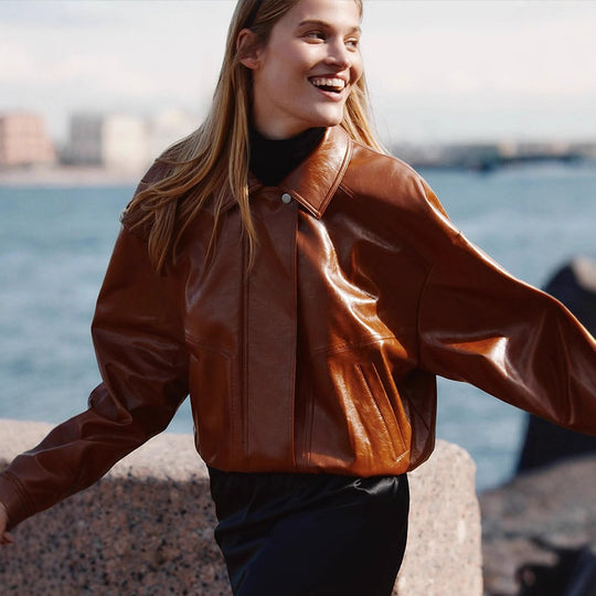 Damen Kurzblouson aus veganem Glattleder mit Boxy‑Silhouette und verdeckter Druckknopfleiste Nord Taschen