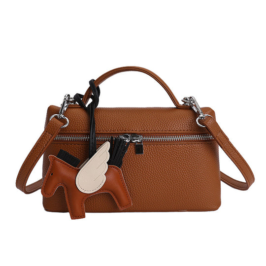 Damen hochwertige Handtasche mit strukturiertem Design und verspieltem Anhänger Nord Taschen