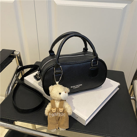 Damenschultertasche mit modernem Design und verspieltem Plüschanhänger Nord Taschen