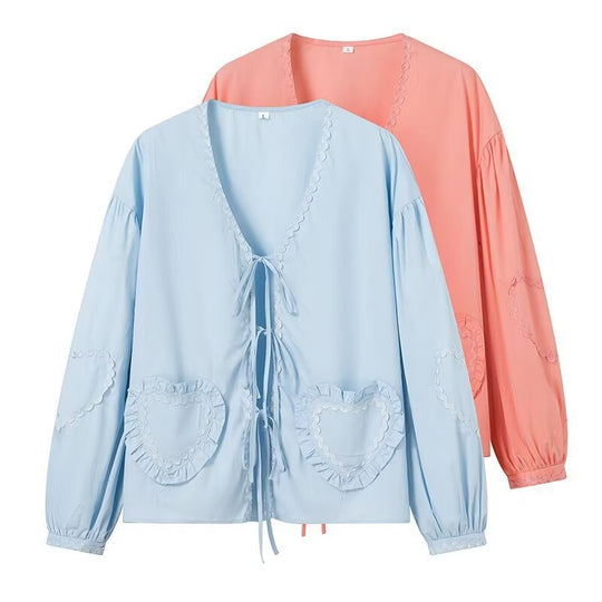 Damen Langärmlige V‑Ausschnitt Bluse mit Bindebändern und Herz‑Rüschentaschen Nord Taschen
