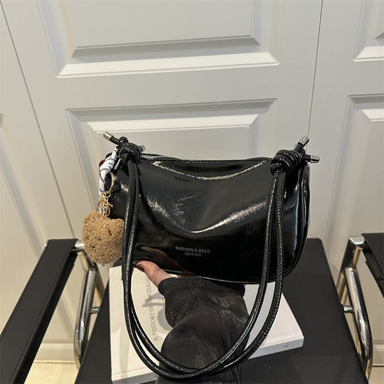 Damen Handtasche aus glänzendem Kunstleder mit abnehmbarem Anhänger Nord Taschen