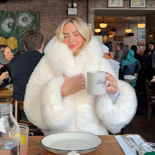 Damen Kurzjacke aus voluminösem Fauxfur mit XXL-Kapuze und Kugelärmeln Nord Taschen