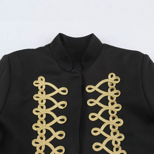 Damen Kurzjacke im Militärstil mit goldener Zierborte und Stehkragen Nord Taschen