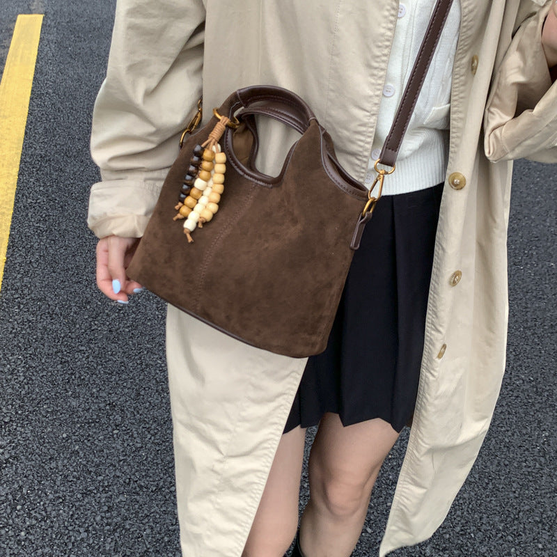 Damen elegante Veloursleder-Handtasche mit dekorativem Schmuckanhänger Nord Taschen