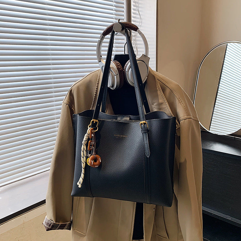 Damen elegante Handtasche im minimalistischen Stil mit einzigartigem Anhänger Nord Taschen