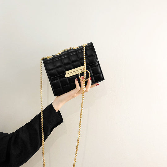 Damen Clutch mit stilvollem Kettenriemen und eleganter Steppverarbeitung Nord Taschen