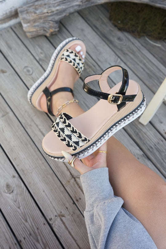 Damen Riemensandalen mit modischer Schmuckverzierung und Plateau-Rand