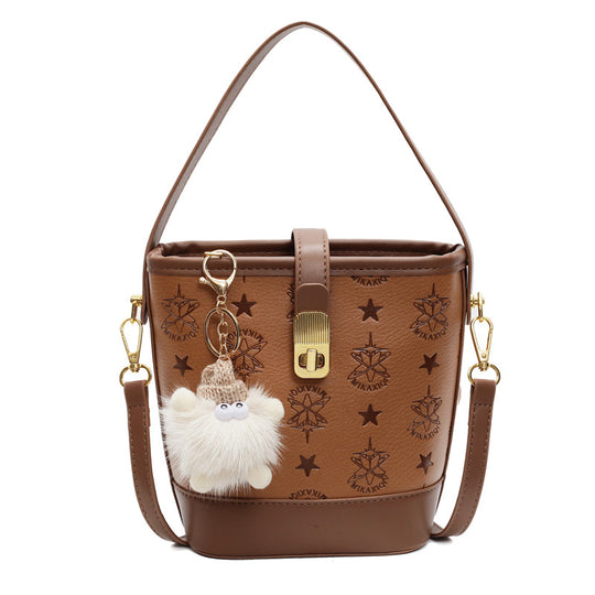 Damen modische Bucket-Tasche mit verspieltem Anhänger | Nord Taschen
