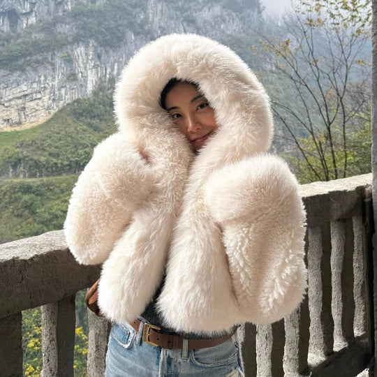 Damen Kurzjacke aus voluminösem Fauxfur mit XXL-Kapuze und Kugelärmeln Nord Taschen