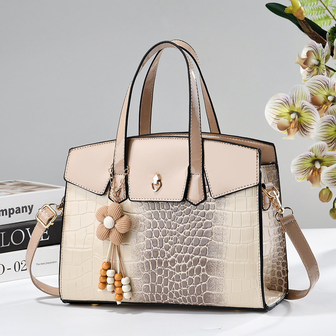 Damen elegante Handtasche mit Kroko-Prägung und charmantem Blumenanhänger Nord Taschen
